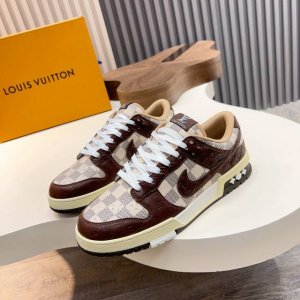 l.V* X Nike联名低帮休闲运动鞋，采用头层牛皮拼接原版帆布精心制作，侧身Logo装饰，双色橡胶鞋底、后侧鞋口和鞋跟处均带有品牌标志性细节，提升格调。时尚