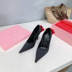 高品质 ！小众潮牌Magda Butr25春夏走秀系列后跟花朵高跟真丝单鞋婚鞋！作为品牌创始人以她独特的方式重新定义了女性特质。她将过去与未来、极简主义与性感、