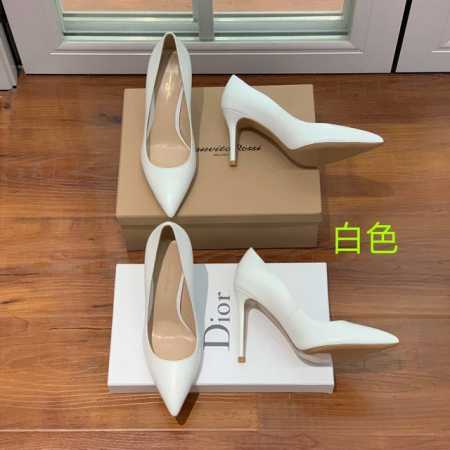 Gianvit* Ross* 经典单鞋。这款鞋一看都觉得女人味十足。喜欢细高跟的宝贝们有福利了。完美驾驭永不过时的款。 材质：1进口羊猄2漆皮3羊皮。羊皮内里及 - 点击图像关闭