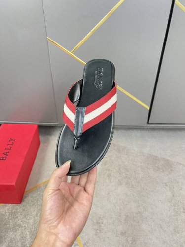 拖鞋: 新款: 巴利Bally* 系列拖鞋顶级代购男士 专柜同步发售，意大利进口原版精选牛皮，做工考究， ，鞋底： 超舒适 原厂特供原版底，独家成型底超级舒适，