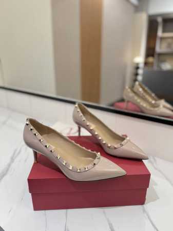出厂价： Valentino 华伦天奴铆钉 VT经典单鞋，顶级复刻！侧身弧线完美，原版开模定制不生锈铆钉 特别有质感的五金衬托出满满的高级感，带给您正品级的脚感 - 点击图像关闭