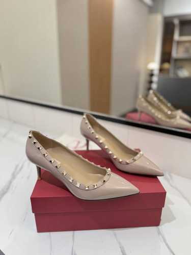 出厂价： Valentino 华伦天奴铆钉 VT经典单鞋，顶级复刻！侧身弧线完美，原版开模定制不生锈铆钉 特别有质感的五金衬托出满满的高级感，带给您正品级的脚感