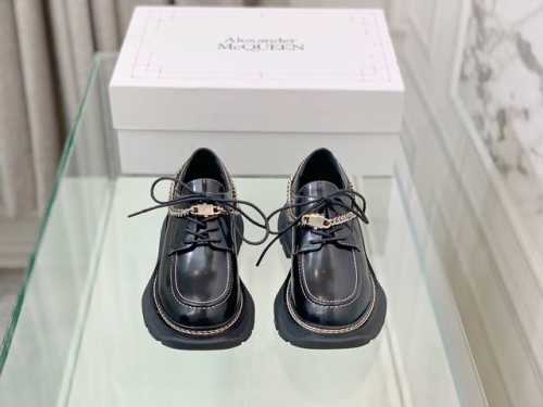 Alexander McQueen. 麦昆早春新款厚底运动鞋，原版1:1开发，原版套楦 鞋头与原版一致 可做对比，大底原版开膜TPU底，真皮沿条，面料进口开边珠