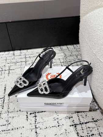 380 Balenciagia 25 巴黎世家新款漆皮钻扣鞋上新！ 这款鞋型是淑女尖头单鞋上脚美爆又百搭 Ins爆款 原版购入开模，定制牛漆皮私膜定制钻扣，所有 - 点击图像关闭