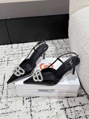 380 Balenciagia 25 巴黎世家新款漆皮钻扣鞋上新！ 这款鞋型是淑女尖头单鞋上脚美爆又百搭 Ins爆款 原版购入开模，定制牛漆皮私膜定制钻扣，所有