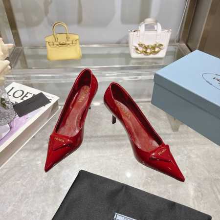PRADA 普拉达 24 出厂价 专柜走秀款尖头单鞋 三角扣标 高跟 早春走秀款！鞋面：高定制漆皮面料 内里：进口水染羊皮大底：原版意大利真皮大底 跟高：7.5 - 点击图像关闭