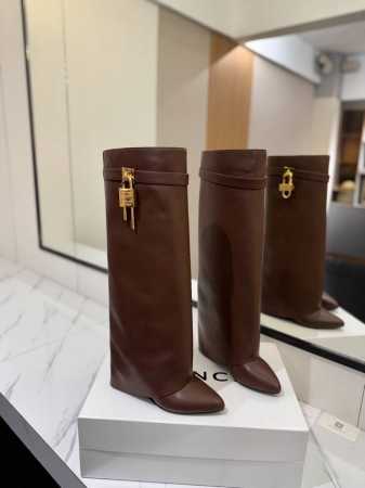 专柜正品级定制版本 GIVENCHY0 新款高跟长靴，市面最高版本 纪梵希 锁扣 风靡整个时尚圈 原版开发鞋型超级正 最高还原度鞋型 包裹性非常好 显瘦 显高级 - 点击图像关闭