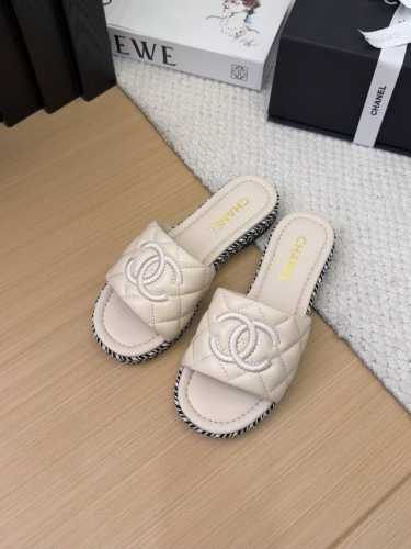 小香Chanel早春新款双C刺绣平底一字拖鞋 原版开模1:1倾力打造，小红书力推款，怎么搭配都好看，时髦精必备，香奈儿女士钟爱简约又难以抗拒系 鞋面：羊皮 内里