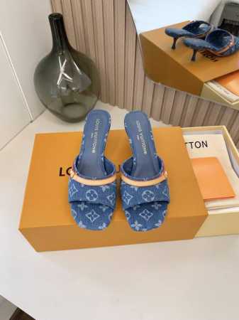直销 Lv Ss24 New Arrival～春夏单猫跟拖 单宁色搭配的棕色皮质，也太出彩了！ 刚刚好的绝美小猫跟，高级经典性感舒适， 拉满了夏日美鞋能给的满分 - 点击图像关闭