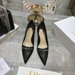 出厂单鞋 凉鞋 25Ss早春新款Dior迪奥D-My 五金字母扣尖头高跟鞋平底单鞋小猫跟后空凉鞋 这款My Dior 高跟鞋是二零二五春夏成衣系列新品 彰显精致
