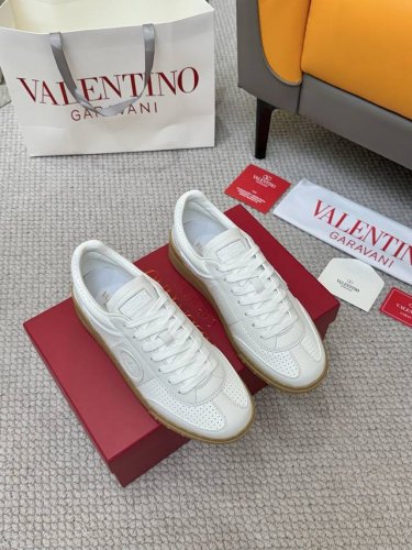 valentino专柜同步新款低帮休闲运动鞋 专业高端，完美复刻，品质一流！ 全部采用原版1:1材料制作，独家开模！ 面料高丝光牛猄 Tpu材质大底，舒适耐磨，
