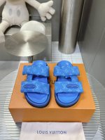 限女款# #路易威登新款泡泡拖鞋 脚感真的好舒服 脚感跟以往的枕头鞋完全不一样 包覆感超好超软 感觉脚脚被保护得好好 神了吧简直 Size 35-45 男45定