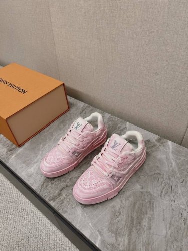 顶级版本情侣款 Louis*Vuitto* Lv Trainer 运动鞋 历时一个月爆拆开发 大底和面料私模 鞋面更是报废了三套模具 才完美调整至原版一致较果