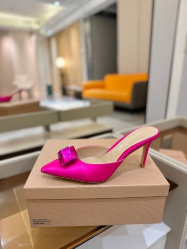 价格P： Gianvito Rossi 2025新款拖鞋 原版开发 顶级版本 代购品质 一双超美的大宝石搭配真丝尖头高跟拖鞋。大宝石在鞋面上闪耀，仿佛把银河踩在