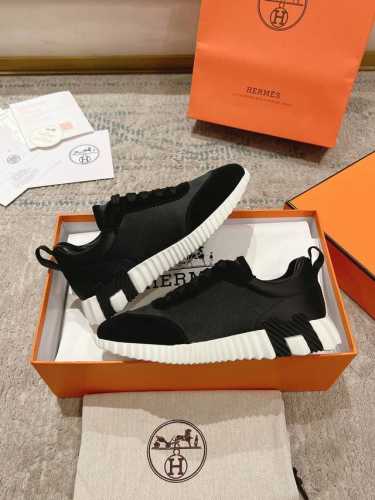 顶级版本2024ss Hermès 爱马仕 初秋新品情侣款 休闲鞋拼色设计MM风 超前时尚 简约高级 随意搭配 上脚非常轻便舒适鞋面：麂皮 牛皮内里：羊皮大底：