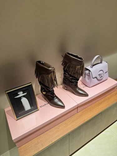 Isbel marant24秋冬新品 秀款铆钉牛仔西部靴 一眼就心动的铆钉靴 来自小众品牌伊莎贝尔 穿着超级舒服 封神款 这个秋冬必备的单品 慵懒风的感觉真的随