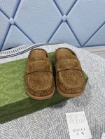 早春新款 专柜同步更新 Gucci 古奇春 从品牌标志的20世纪70年代典藏设计中撷取灵感，互扣式双G在这款黑色皮革拖鞋上焕新演绎为大号镂空设计 面料：牛皮 码