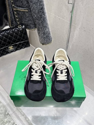 女款 男款 Bottega Veneta Bv葆蝶家 25Ss新款 情侣款复古阿甘鞋 德训鞋休闲运动鞋 Sneaker科技尼龙和绒面打造，灵感来自复古球鞋，全新