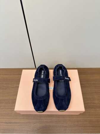 Miumiu 25Ss 早春新品玛丽珍芭蕾舞跳舞鞋 秀场工艺来自Miu Miu系列的细节特写 新季的潮流要素 与此刻挚爱的概念，玛丽珍芭蕾舞传达现代风格~ 怎么 - 点击图像关闭