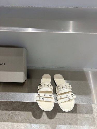balencia*2025春夏新款金属铆钉平底拖鞋 这双Cagole凉鞋鞋型是淑女拖鞋上面的铆钉又超级朋克街头简直太别致了 Ins爆款 鞋面采用原版订做牛皮 内