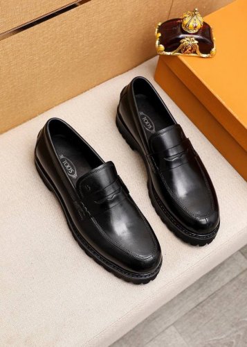 商品商标：Tods 托德斯 休闲皮鞋 正码码数: 39-44 38.45订制 商品材料：精选 头层小牛皮鞋面，进口牛皮内里。强烈立体视觉效果，发泡大底 颜 色：