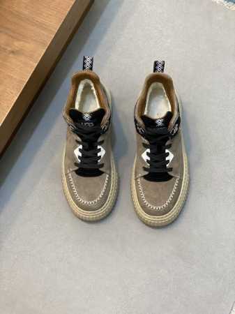 UGG P: Size：39-44 UGG系带厚底运动男鞋. 时尚感十足 休闲百搭 磨砂鞋面高级又不显老气 鞋面防水防油污时尚好打理 内里羊皮毛一体 舒适保暖 - 点击图像关闭