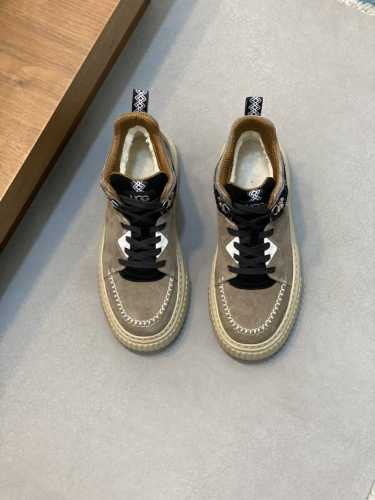 UGG P: Size：39-44 UGG系带厚底运动男鞋. 时尚感十足 休闲百搭 磨砂鞋面高级又不显老气 鞋面防水防油污时尚好打理 内里羊皮毛一体 舒适保暖