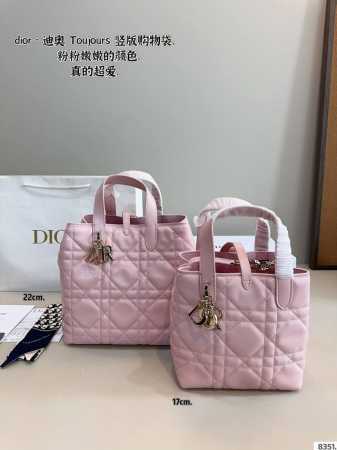 配礼盒. Dior 迪奥 新款Toujour 系列 23早春新包型 就是鼓鼓囊囊的小福袋 好可爱 腾格纹Dior 吊坠 乖乖女的甜美感 这只绝不放弃是小废包 可 - 点击图像关闭