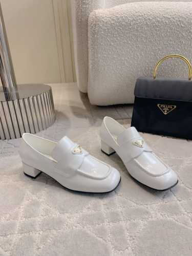 出厂价 顶级版本 PRAD*新款粗跟方头乐福鞋 专柜同步 脚感超好非常好穿 任何穿搭都能轻松驾驭 复古又时髦 鞋面原版牛皮 ZP开模三角标 内里垫脚顶级混种羊皮