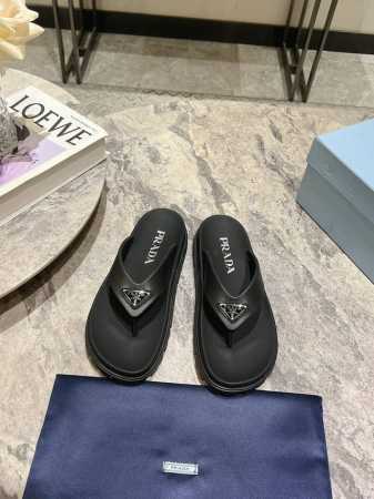 Prada 普拉达春夏情侣款人字拖鞋 最新走秀系列，经典升级 舒适度与时髦度并存 每个颜色搭配都好看，设计搭配不同风格需求 鞋面：定制面料 内里: 定制内里 大 - 点击图像关闭