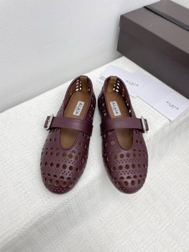 法国一线奢侈品牌Alaia 阿莱亚24Ss法式仙女芭蕾舞平底跳舞鞋，Alaia品牌源自其创始人，Azzedine Alaia是上世纪80 年代“超紧身性感”风潮