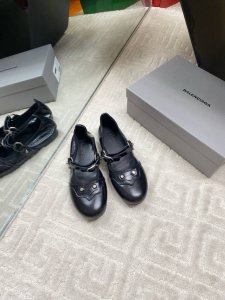出厂350 Balenciag*2025春夏新款玛丽珍皮鞋 夏天穿什么拖鞋好呢 给大家推荐一款好看又时髦的玛丽珍百搭休闲，主打一个舒服闭眼入 Z :1订制牛皮面