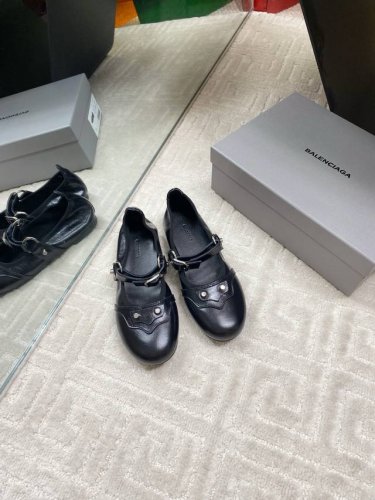 出厂350 Balenciag*2025春夏新款玛丽珍皮鞋 夏天穿什么拖鞋好呢 给大家推荐一款好看又时髦的玛丽珍百搭休闲，主打一个舒服闭眼入 Z :1订制牛皮面