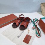 小众潮牌Loro piana 诺悠翩雅25春夏新款 Lp 交叉带鞋面水台厚底凉鞋露跟绕带设计极简风复古凉鞋 此款平底露趾凉鞋是夏季日常穿搭的理想之选 步履之间尽