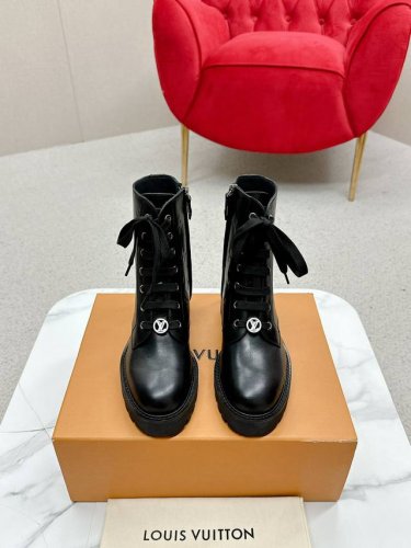 LV路易威登 驴牌 L家 Louis vuitton 及踝靴 马丁靴 系带 短靴 原版购入开发 做货 本款平底靴以光滑牛皮革演绎经典登山靴风范，借 LV 字母饰