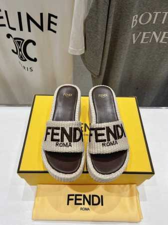 高版本出厂310 Fendi*芬迪全新力作来袭！经典爆款的坡跟懒人拖，拥有顶级品质，乃是跑量爆款！请认准咱家的品质与做工哟！ 鞋面：进口原版编织材质 内里：采用 - 点击图像关闭