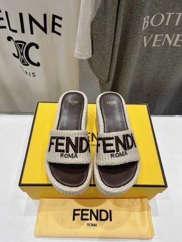 高版本出厂310 Fendi*芬迪全新力作来袭！经典爆款的坡跟懒人拖，拥有顶级品质，乃是跑量爆款！请认准咱家的品质与做工哟！ 鞋面：进口原版编织材质 内里：采用