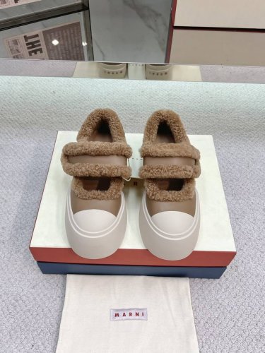 系带 MARNI经典款厚底大頭瑪麗珍娃娃鞋大大頭，超級可愛，魔術貼設計，輕盈不累腳，自帶增高效果，拉長腿部線條，顯瘦顯高，上腳可甜可鹽进口牛皮鞋面，真毛內裡，高