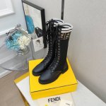 系带中筒 - 约33cm Fend*全新升级版本马丁靴经典秋冬系列 FF袜子弹力系带中筒靴Rockoko超显瘦 鞋面：系带款采用原版雾面哑光牛皮 内里：进口羊皮