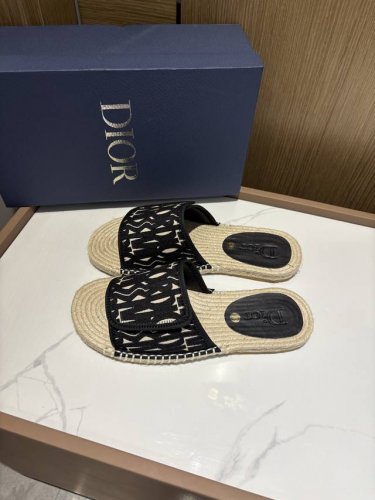 迪奥新品上市， 高品质 官网1:1复刻，进口水洗牛仔布配头层小羊皮，经典菱格花纹D家工艺，花样机走线，穿着舒适个性魔术贴，大小随手调节，高档上档次，纯手工拉线工