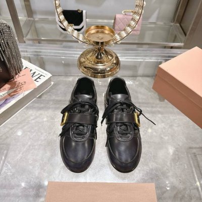 出厂 Miumi*25Ss新款走秀款款擦色牛皮做旧德训鞋休闲运动鞋 以经典复古鞋型为蓝本 质感皮革勾勒流畅线条 复古轮廓金属扣与鞋带设计巧妙融合 打破常规 为整