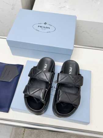 prada 普拉达2025春夏新款拖鞋魔术贴凉鞋 最新走秀款，经典升级 舒适度与时髦度并存 每个颜色搭配都好看，设计搭配不同风格需求 鞋面：原版定制牛皮 内里: - 点击图像关闭