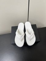 Chanel 香奈儿25春夏小香新款坡跟夹脚人字拖鞋！ 限量原版第一时间购入定制！全部材料1：1定制，这一系列这真的是绝了怎么会这么美毛呢鞋面好有质感，上面点缀