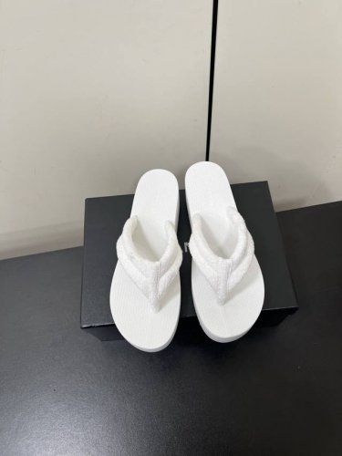 Chanel 香奈儿25春夏小香新款坡跟夹脚人字拖鞋！ 限量原版第一时间购入定制！全部材料1：1定制，这一系列这真的是绝了怎么会这么美毛呢鞋面好有质感，上面点缀