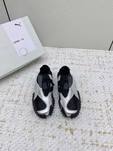 出厂 高版本 彪马 Puma 的最新联名 25Vs春夏爆款系列 拼色休闲芭蕾舞鞋 这双Puma Mostro Power & Grace，简直是春日穿搭的“氛围