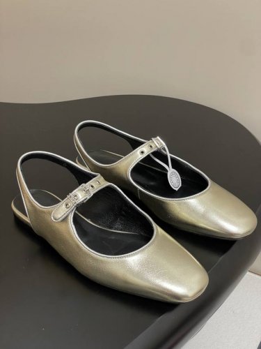 顶级品质 Hermes 爱马仕 H家25S春夏新款玛丽珍鞋 包头后空凉鞋平底芭蕾舞 山羊皮和Nappa皮革玛丽珍鞋，搭配标志性“H”鞋扣和撞色滚边，打造精致柔美