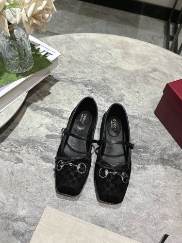 Gucci 25款玛丽珍蝴蝶结方头芭蕾舞鞋 超级仙女范的芭蕾舞鞋，鞋子蛮有看点，方头鞋头双G扣件搭配蝴蝶结 ！颜值超高、个性又时尚、放在鞋柜里都会很开心呀～都是
