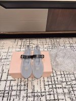 缪缪Miumiu经典芭蕾舞鞋 以芭蕾的灵动意韵融于日常，以现代笔触刻画舞鞋经典轮廓 从经典日式鞋履汲取灵感 简而不繁适合多种造型，步履之间灵动时髦。渔网芭蕾舞鞋