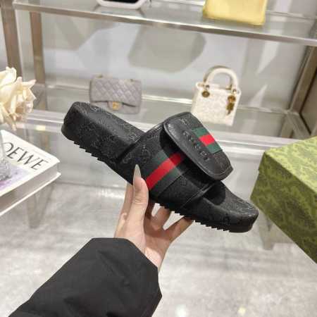 男女同款Gg家拖鞋 Gucci 女士签名鞋凸显引人注目的主题。通体提花设计带有几何 Gg 帆布，饰有金典款绿红绿织带。 黑色 Gg 提花搭配金典绿红绿织带 男女 - 点击图像关闭