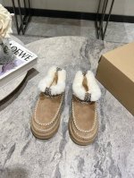 UGG最新款秋冬羊毛雪地靴上新啦！ ugg阿尔派系列毛毛鞋 超短靴 舒适轻便 一脚蹬 浓浓的编织民族风感觉 时尚又简约 翻毛搭配装饰缝线 冬天的可爱拿捏住进去了